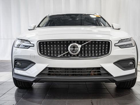 Used 2025 Volvo V60 B5 Cross Country Plus AWD/4WD image 2