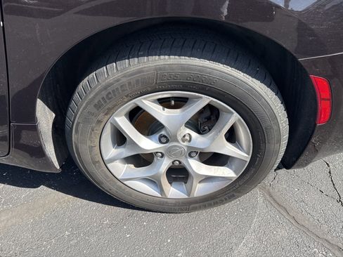 Used 2019 Chrysler Pacifica Touring Plus w/ Tire & Wheel Group FWD image 23