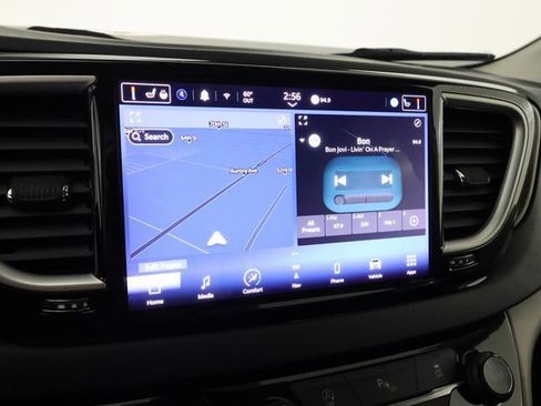 Used 2022 Chrysler Voyager LX image 16