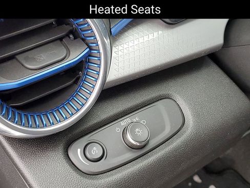 Used 2025 Chevrolet Trax LT w/ LT Convenience Package image 8