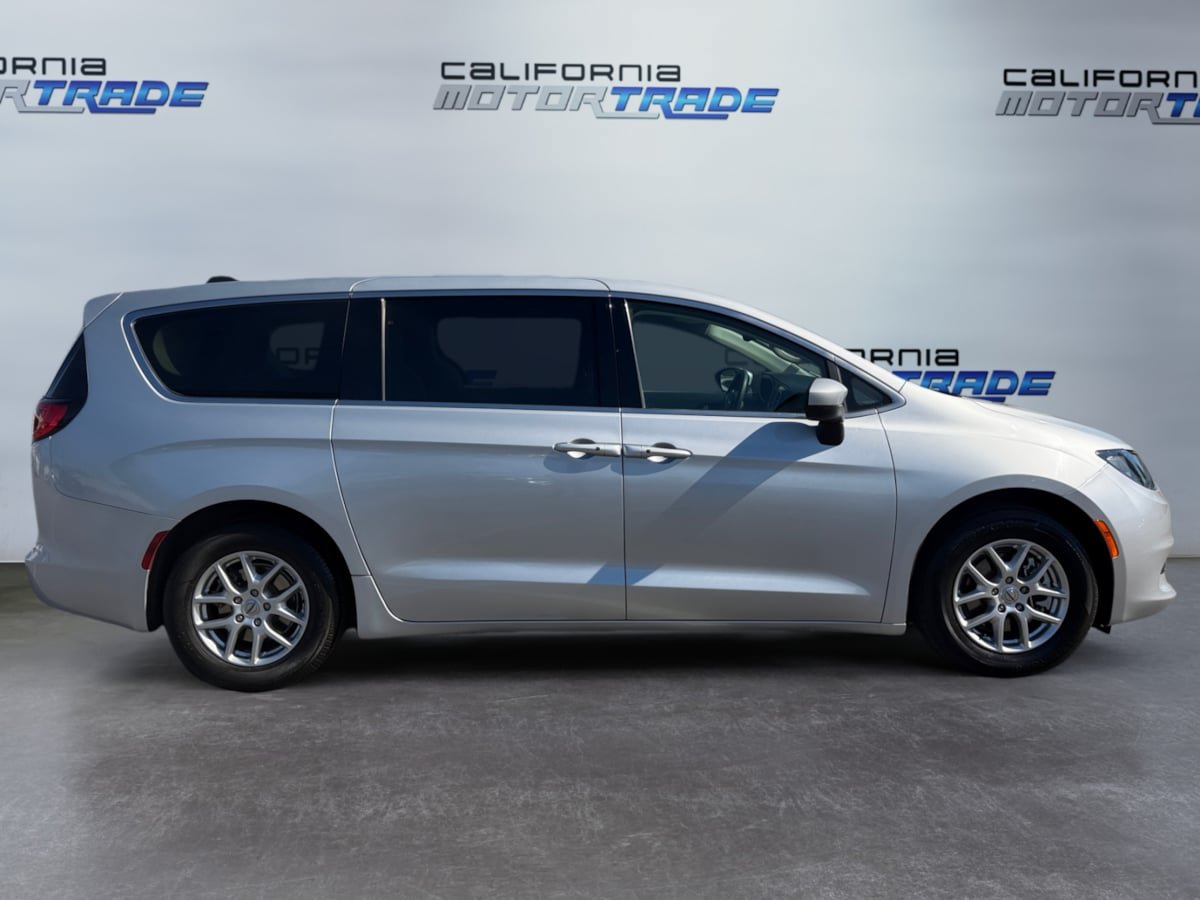 Used 2023 Chrysler Voyager LX FWD image 4
