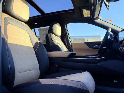 New 2026 Chevrolet Equinox ACTIV w/ LPO, Floor Liner Package image 12