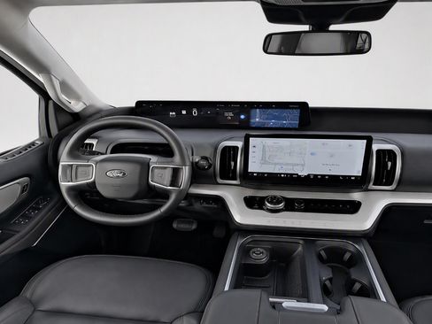 Used 2025 Ford Expedition Active AWD/4WD image 3