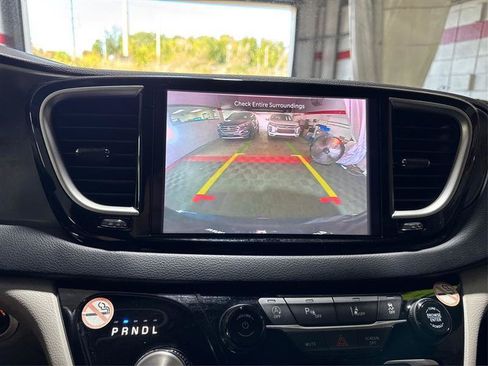 Used 2024 Chrysler Pacifica Touring-L FWD image 38