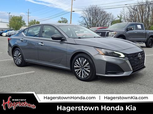 Used 2024 Nissan Altima 2.5 SV image 1