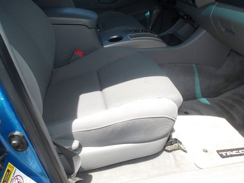 Used 2011 Toyota Tacoma 4x4 Access Cab V6 w/ TRD Sport Pkg image 9
