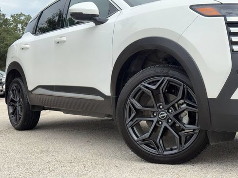 Used 2025 Nissan Kicks SR FWD image 2