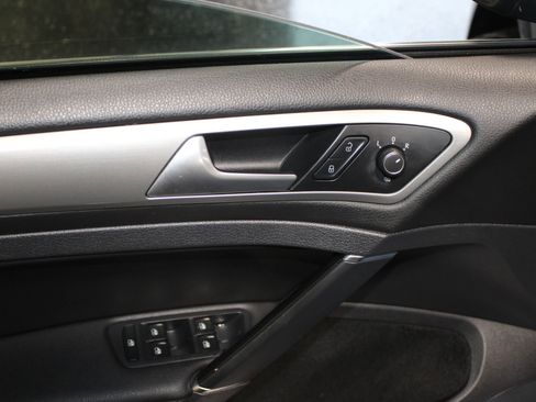 Used 2016 Volkswagen Golf Limited Edition image 9