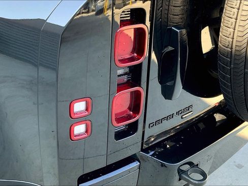 Used 2023 Land Rover Defender 90 X-Dynamic SE image 28