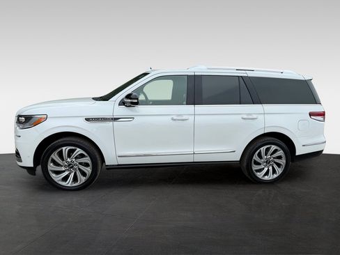 Used 2024 Lincoln Navigator Premiere AWD/4WD image 2