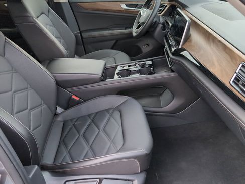 Used 2025 Volkswagen Atlas SE image 16