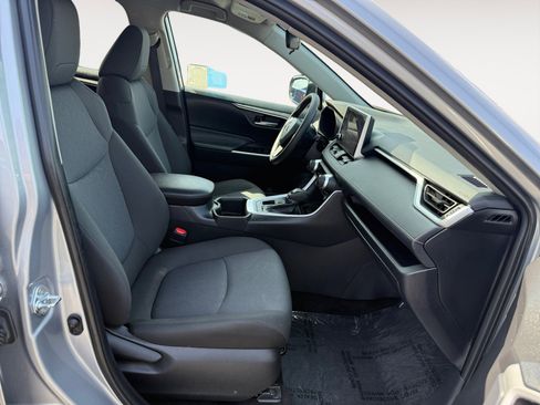 Used 2025 Toyota RAV4 XLE AWD/4WD image 19