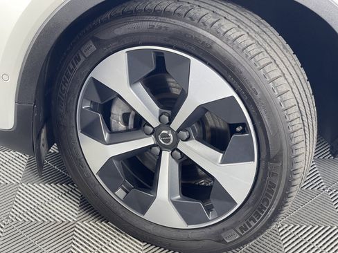 Used 2024 Volvo XC40 B5 Plus image 6