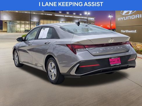 Used 2024 Hyundai Elantra SE FWD image 9