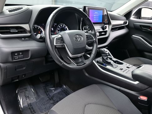 Used 2024 Toyota Highlander LE AWD/4WD image 12