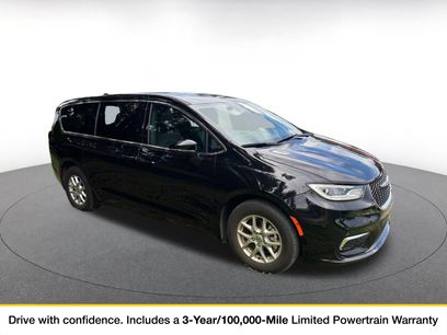 Used 2025 Chrysler Pacifica Select