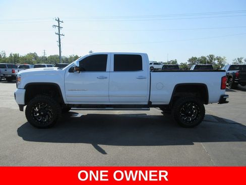 Used 2019 GMC Sierra 2500 Denali w/ Duramax Plus Package AWD/4WD image 11