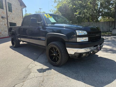 Used 2005 Chevrolet Silverado 2500 LS w/ Heavy-Duty Power Package RWD image 3