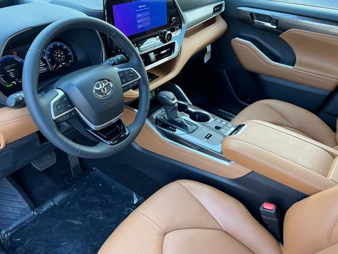 New 2025 Toyota Highlander Platinum image 12