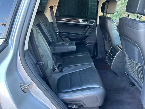 Used 2016 Volkswagen Touareg Sport image 38