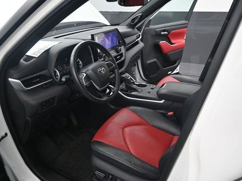 Used 2023 Toyota Highlander XSE FWD image 7