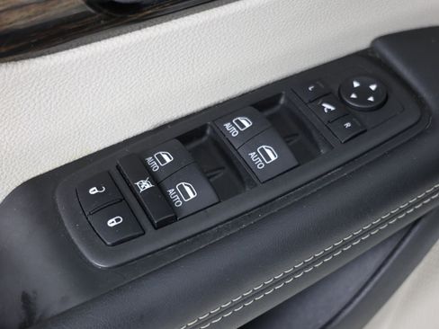 Used 2024 Chrysler Pacifica Limited FWD image 24
