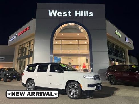 Used 2023 Jeep Grand Wagoneer 4WD w/ Flexible Seating Group image 1