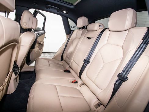 Used 2025 Porsche Macan AWD/4WD image 14
