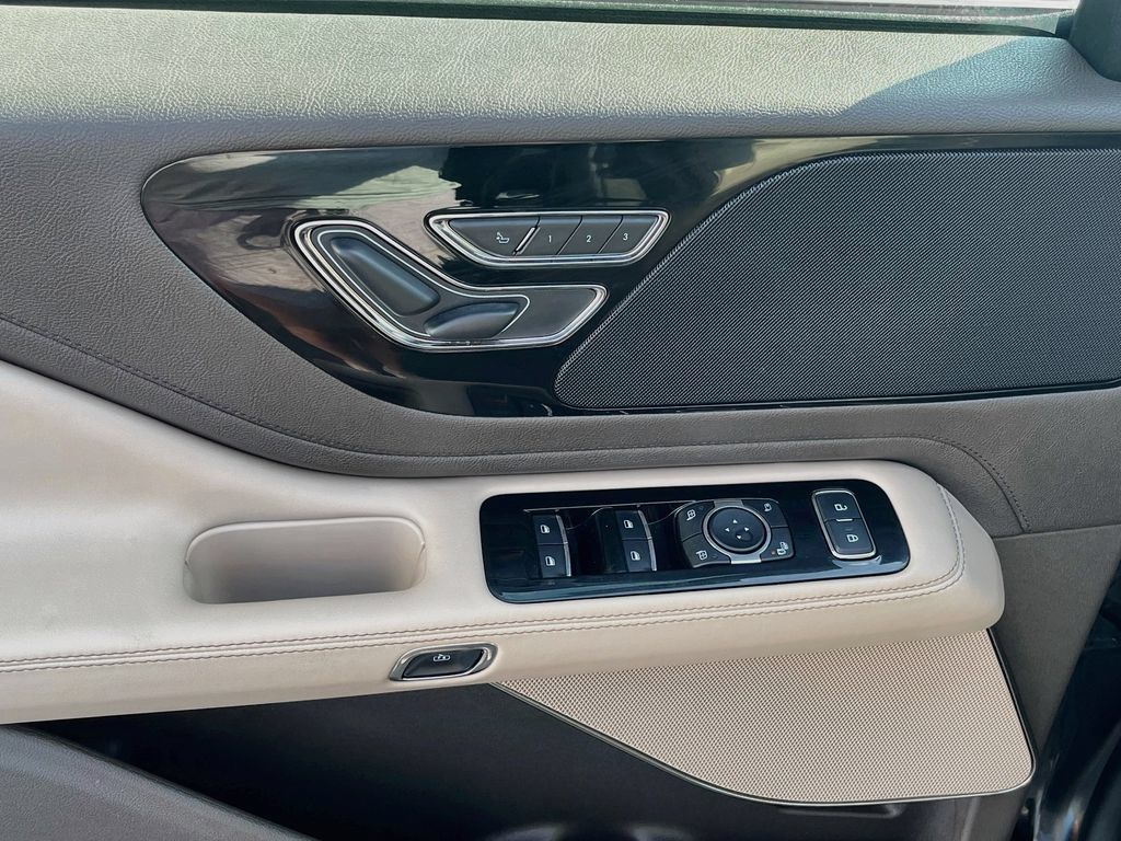 Used 2024 Lincoln Aviator AWD w/ Premium Package image 18
