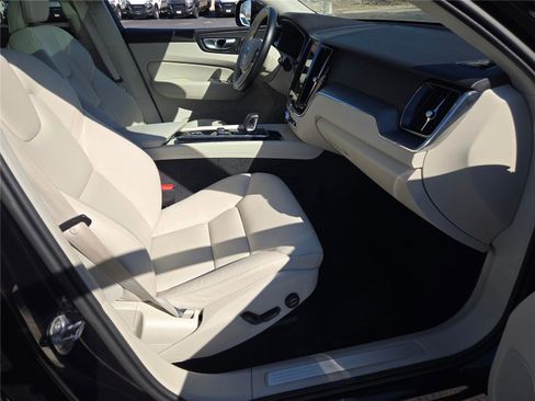 Used 2023 Volvo XC60 B5 Core image 7