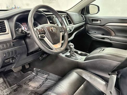 Used 2014 Toyota Highlander XLE AWD/4WD image 12