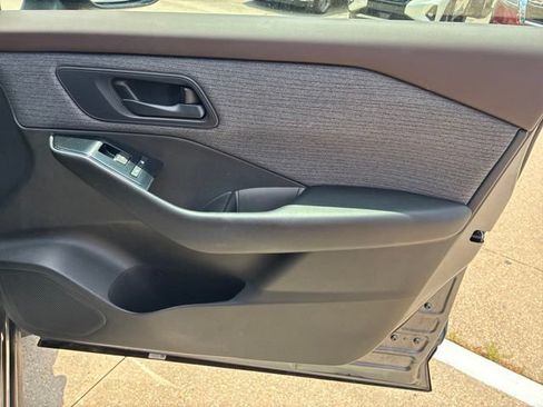 Used 2023 Nissan Rogue S FWD image 13