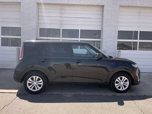 Used 2025 Kia Soul LX FWD image 1