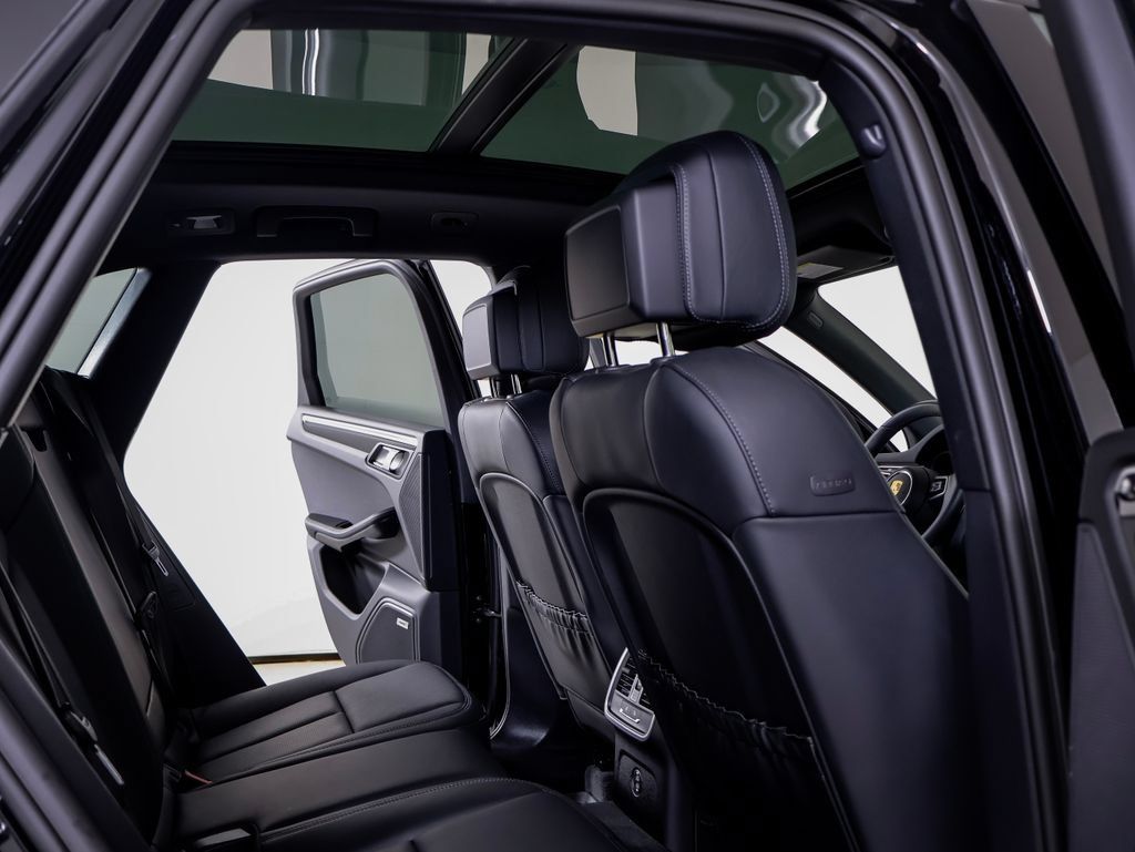 Certified 2024 Porsche Macan AWD/4WD image 8