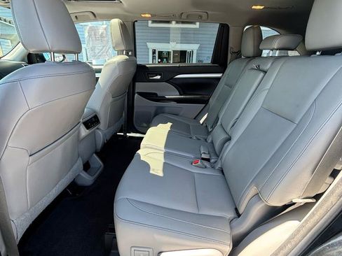 Used 2017 Toyota Highlander XLE w/ Carpet Mat Package AWD/4WD image 21
