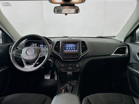 Used 2020 Jeep Cherokee Latitude FWD image 3