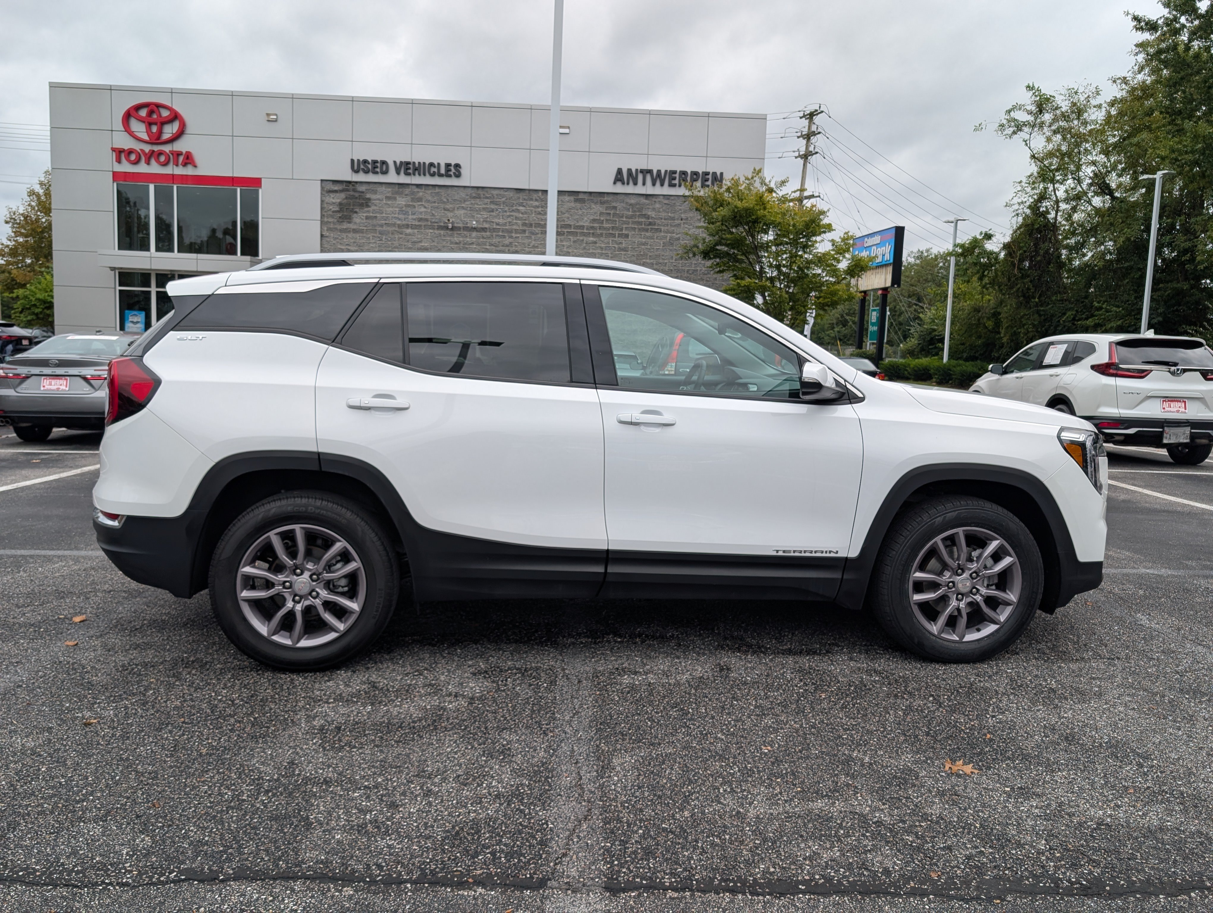 Used 2024 GMC Terrain SLT AWD/4WD image 2