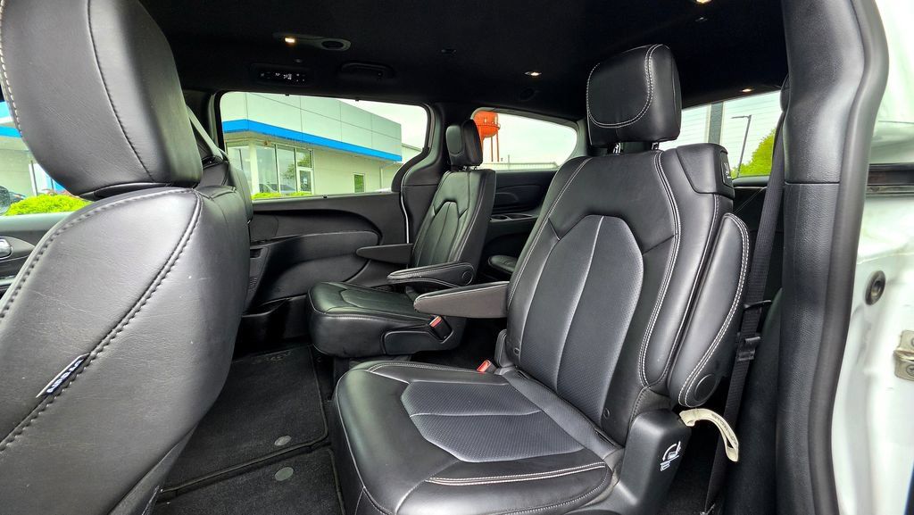 Used 2025 Chrysler Pacifica Select FWD image 49