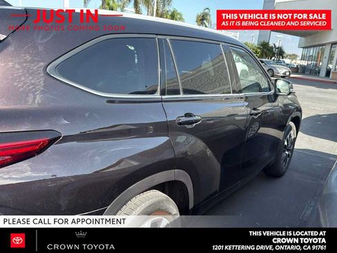 Used 2022 Toyota Highlander XLE FWD image 3