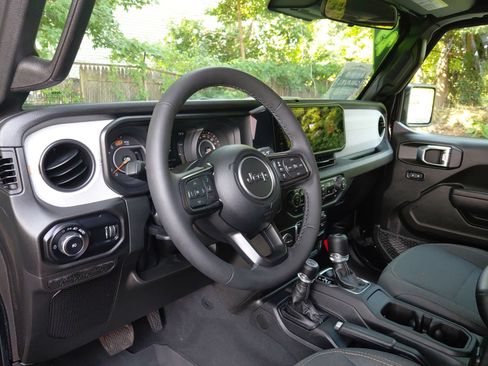 Used 2025 Jeep Wrangler Unlimited Sport AWD/4WD image 16