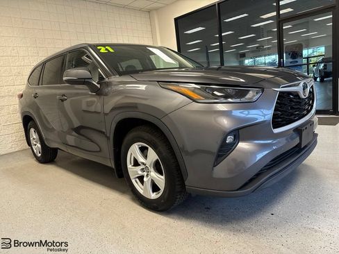 Used 2021 Toyota Highlander LE AWD/4WD image 1