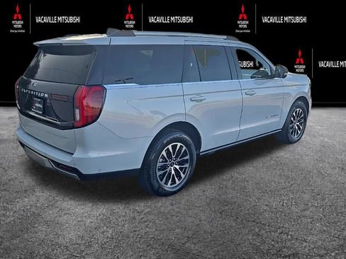 Used 2025 Ford Expedition Platinum AWD/4WD image 2