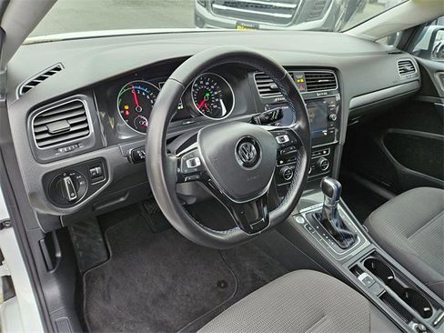 Used 2017 Volkswagen e-Golf SE w/ DC Fast Charging Package image 18