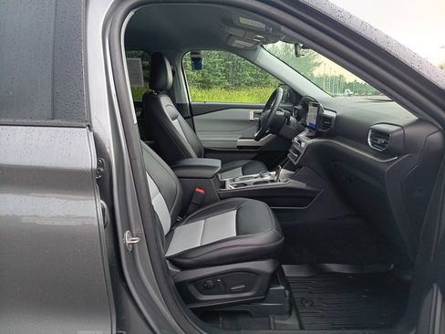 Used 2024 Ford Explorer XLT w/ Equipment Group 202A AWD/4WD image 16