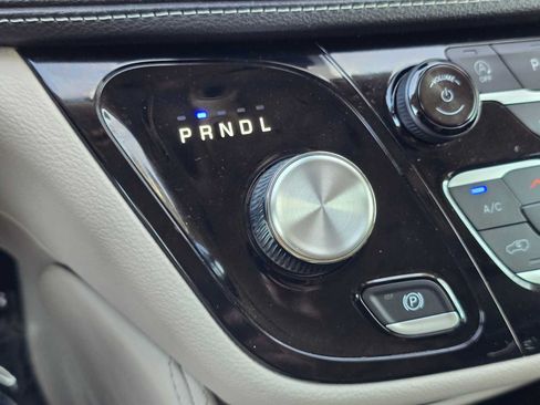 Used 2024 Chrysler Pacifica Limited FWD image 37