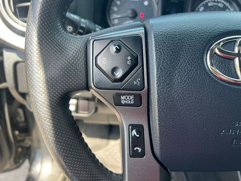 Used 2017 Toyota Tacoma TRD Sport image 40