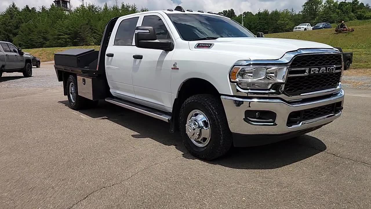 Used 2024 RAM 3500 Tradesman w/ Chrome Appearance Group AWD/4WD image 9