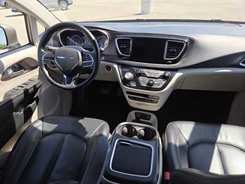 Used 2017 Chrysler Pacifica Touring-L Plus w/ Tire & Wheel Group FWD image 23