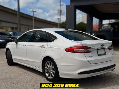 Used 2017 Ford Fusion SE w/ Fusion SE Technology Package FWD image 5
