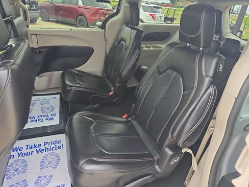 Used 2023 Chrysler Pacifica Touring-L FWD image 12